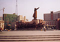 Municipio e piazza con monumento a Mao