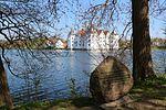 Erinnerungsstein an das Rüdekloster am Schlossteich von Schloss Glücksburg