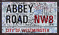 Abbey Road utcatábla rajongói graffitikkel