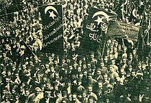 Manifestation, les drapeaux portent l'étoile et le croissant, avec des inscriptions en alphabets arabe et arménien.