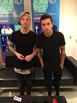 Twenty One Pilots (vľavo Josh Dun, vpravo Tyler Joseph)