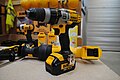 DeWalt perfaratorli qo'l dreli.