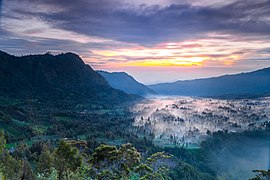 🥉 Melihat Matahari Terbit dari Puncak Seruni Bromo