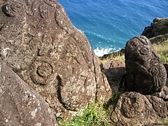 Pétroglyphes du culte de Make-make au-dessus de la falaise d'Orongo.