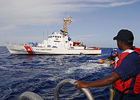 Um barco patrulha da classe Island.