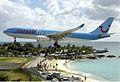 Ein Corsairfly A330 über Maho Beach beim Anflug auf den Princess Juliana Airport. (ab 1. April 2012)