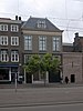 Hoog pand met koetspoort van eenvoudige doch harmonische architectuur (Galerij Prins Willem V)