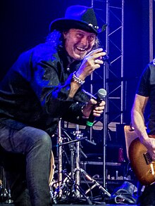 Barden performing with Michael Schenker in 2019