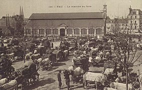 Photographie en noir et blanc d'une scène de marché.