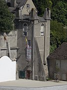 Photographie en couleurs représentant une vieille tour grise.