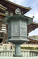 Lanterne en bronze au Tōdai-ji (trésor national japonais).