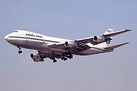 Un Boeing 747-100 de la Pan American World Airways, client de lancement du 747, vu à l'approche de l'aéroport de Rome en septembre 1978.