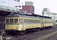 1998年仍為地上站的電鐵出雲市車站內停靠的電車