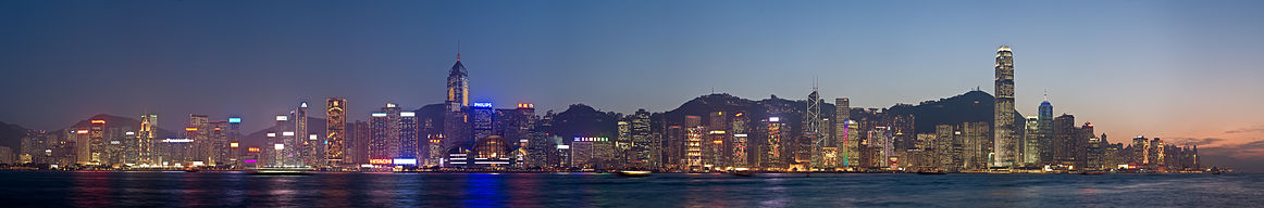 رؤية بانورامية للسماء من جزيرة هونغ كونغ ليلاً.