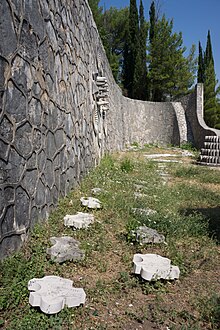 Vue de l'un des murs component le monument.