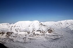 928 m wusoki góra Hiorthfjellet napśeśiwo głownemu sedlišću Longyearbyen