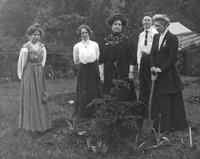 Annie Kenney, Kitty Kenney, Florence Haig, Mary Blathwayt and Marion Wallace-Dunlop at "Suffragette's Rest"