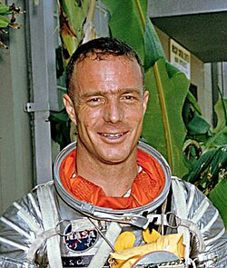 L'astronaute Scott Carpenter dans son scaphandre avant le lancement.