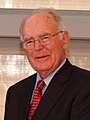 Gordon Moore, BS 1950, a félvezető vállalat, az Intel társalapítója.