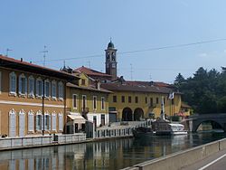 Isang tanaw ng bayan mula sa Naviglio Grande.