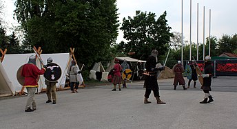 Show-Einlagen wie Wikingerschaukämpfe beim Ragnarök-Festival 2011 sind insbesondere bei Festivals mit abgegrenzten Themenarealen oder gesamtkonzeptionell gestalteten Festivals anzutreffen.