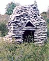 Aubais, Gard : cabane en forme de bonbonnière, au linteau double soulagé par une bâtière de dalles