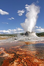 Photographie du geyser Castle Geyser en éruption et de son environnement immédiat.