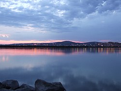 A Velencei-tó este, távolban a Velencei-hegység