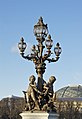 Groupe de la Ronde des Amours par Henri Désiré Gauquié, à la base des lampadaires.