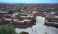 A Blik af Agadez von n Minaret, min Hotel de l'Air (links) u da Pension Tellit de Vittorio (rechts).