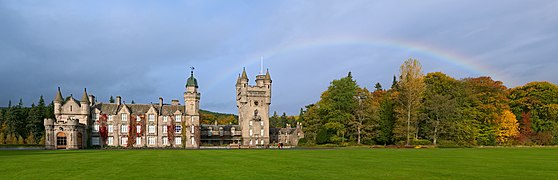 Un arc-en-ciel au dessus de la façade principale du château de Balmoral.