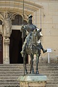 Le cavalier (Louis Ier d'Orléans) devant l'escalier principal.