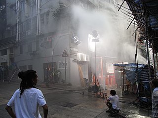 香港映画における、雨に煙る街角のシーンの野外撮影。香港の太平山街（英語版） (Tai Ping Shan Street) にて、2012年6月撮影。