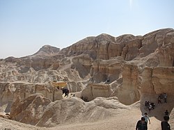 阿爾卡拉山（英语：Al-Qarah Mountain (Saudi Arabia)）位於胡富夫以東16公里