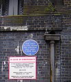 Placa en Grove Road railway bridge, Mile End, Tower Hamlets, Londres donde cayó la primera V1