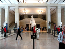 Vue du grand hall du Capitole (devant la statue)