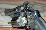 Un Smith & Wesson Model 19 barillet pivotant ouvert et chargé