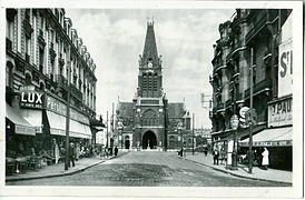 L'église Saint-Denys-de-l'Estrée, construite par Eugène Viollet-le-Duc et l'extrémité de la rue de la République.