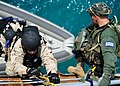 Un marine américain et une soldat de la marine hellénique en train de s'entraîner au Centre d'entraînement opérationnel d'interdiction maritime de l'OTAN, le 12 mai 2012, lors de Phoenix Express 2012, exercice de deux semaines.