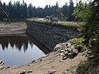 Staudamm des Oderteiches bei stark abgesenktem Wasserspiegel