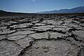 Els cicles congelació-desgel i evaporació va transformant la crosta fina de sal en formes hexagonals