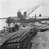 A floating steam derrick at the closing of the Nolledijk breach in Vlissingen. A brushwood fascine in the foreground