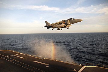 Un AV-8B Harrier II enlairant-se d'un dels bucs de l'Armada Espanyola