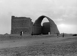 Remains of the Kasra arch in Ctesiphon in 1932.