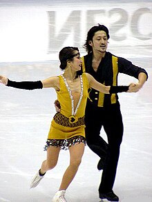 Un couple de patineurs artistiques sur glace.