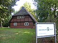 Die namengebende Kate Rauhes Haus wurde 1979 nach Kriegszerstörung 1943 auf dem Stiftungsgelände nachgebaut, um als Museum und Tagungsstätte zu dienen. Im September 2009 wurde das Gebäude durch Brandstiftung schwer beschädigt.