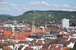 Изглед към града и хълма Вартберг