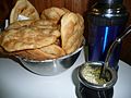 Mate uruguayo con tortas fritas