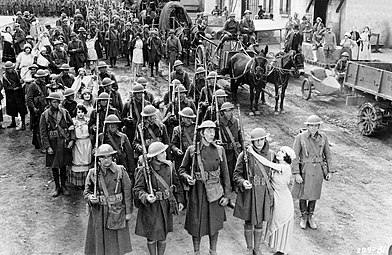 The Big Parade, Lower right front (R to L): Renée Adorée, John Gilbert, Karl Dane, Tom O'Brien