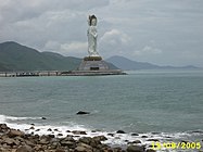 Guanyin-jumalataren patsas Sanyassa.